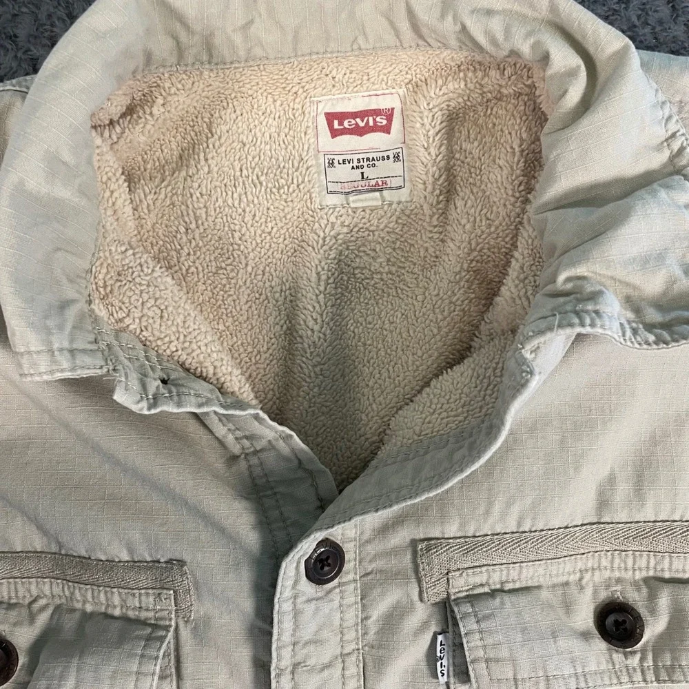 Levi's Sherpa Lined Beige Trucker Jacket Size Large Khaki Casual Shacket - Picture 3 of 10